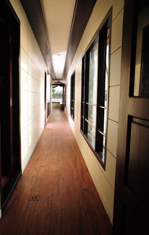 Hotel Vaishnav Tours Alappuzha Zimmer foto